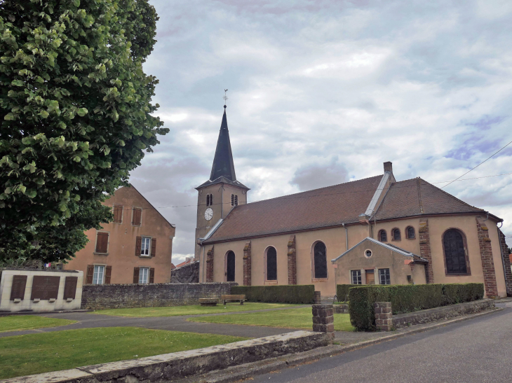 L'église et le monument aux morts - Réchicourt-le-Château