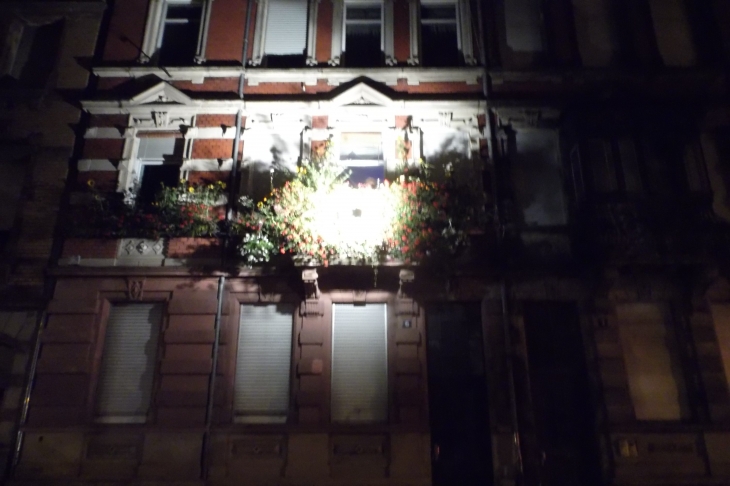 Balcon fleurie  la nuit  rue roth - Sarreguemines