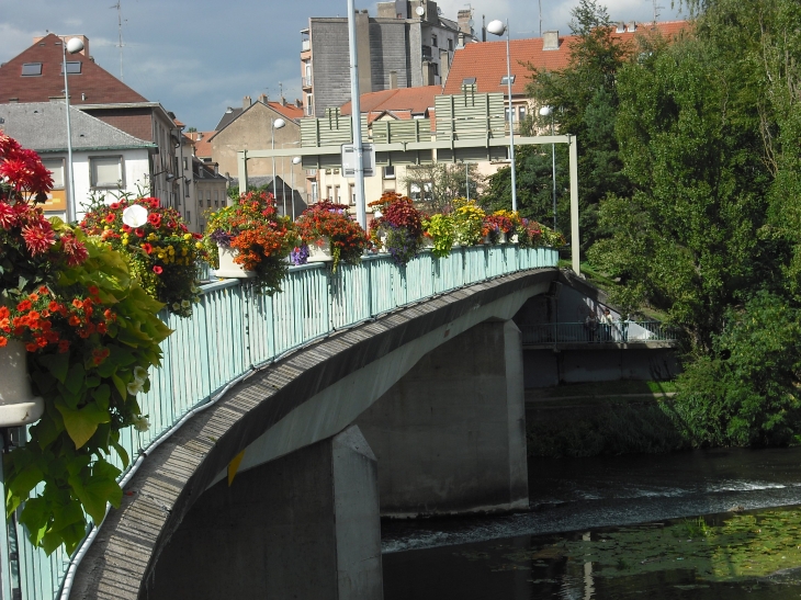 Le pont  de l europe Fleurie - Sarreguemines