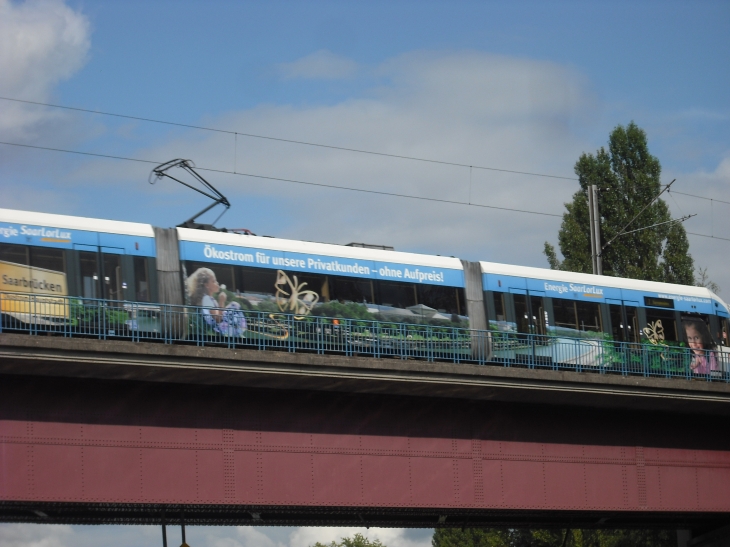 Le tram  vers l allemagne traversant la  sarre  - Sarreguemines