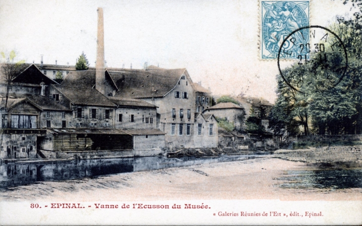 Vanne de l'Ecussson du Musée, vers 1904 (carte postale ancienne). - Épinal