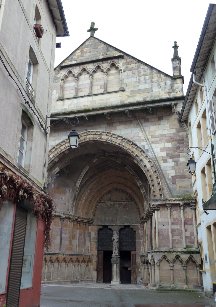 Vers l'entrée de la basilique - Épinal