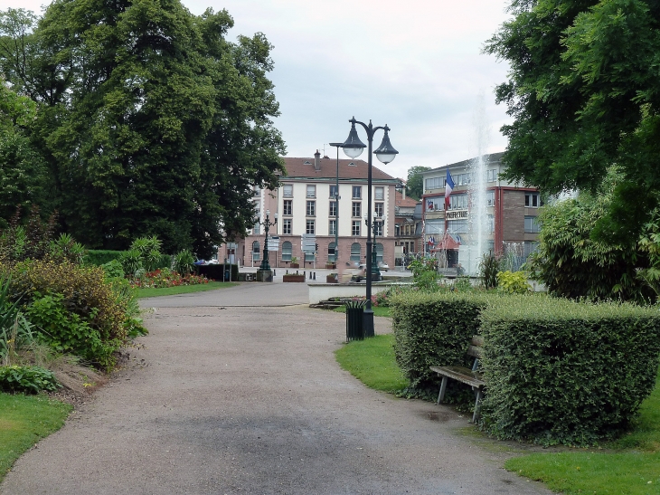 La place Foch et la Préfecture vues du parc du Cours - Épinal