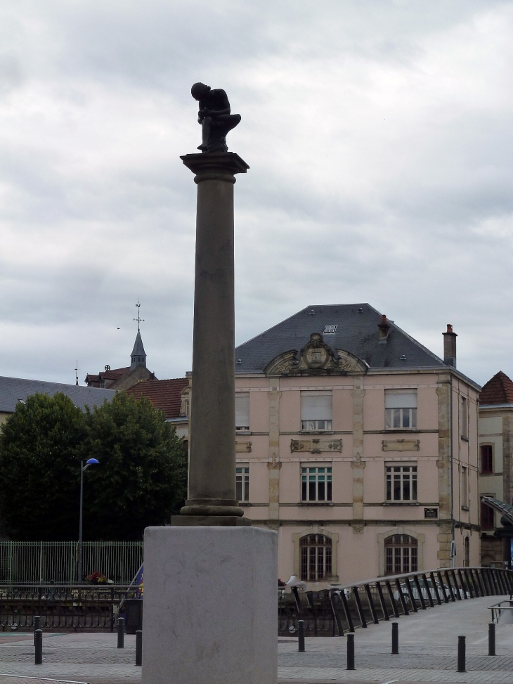 La place Pinau et sa statue - Épinal