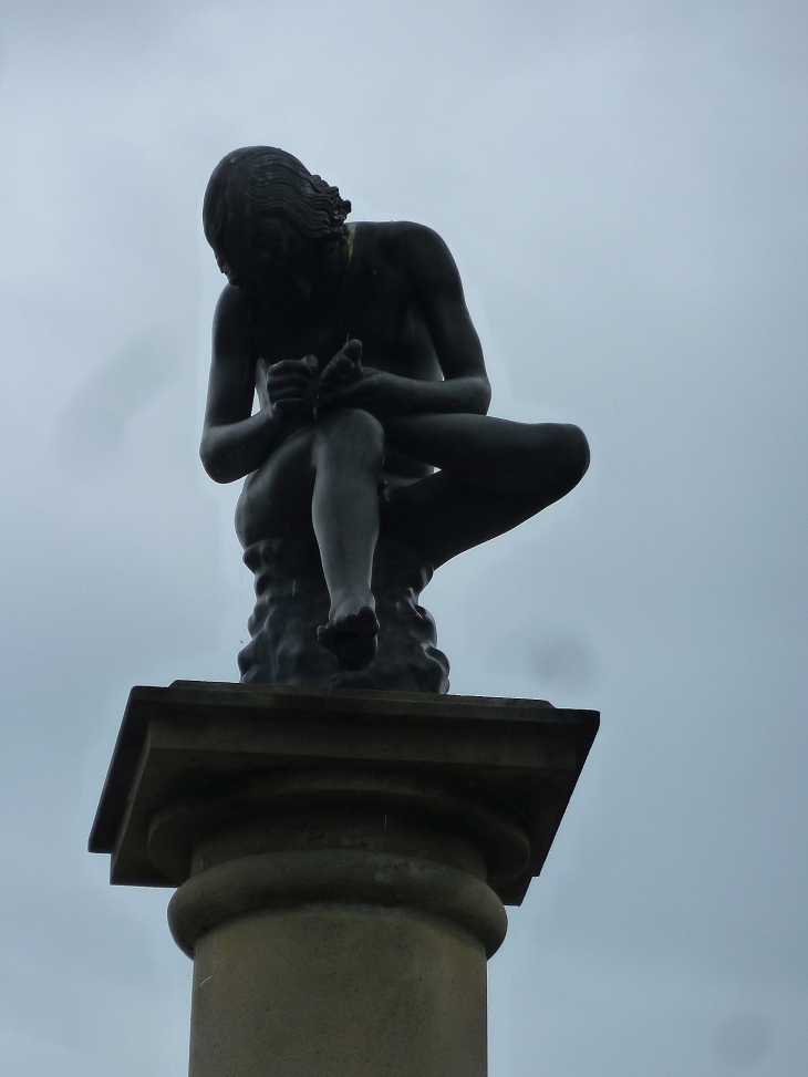 La statue du jeune homme retirant une épine de son pied - Épinal