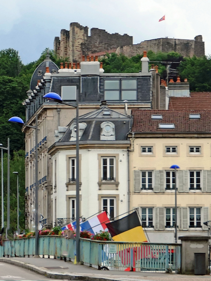 Le château vu du pont Clémenceau - Épinal