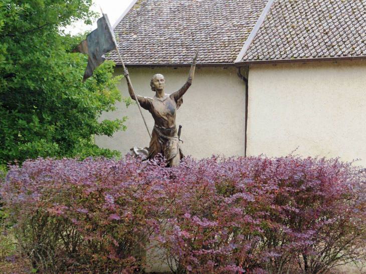 La statue de Jeanne d'Arc - Greux