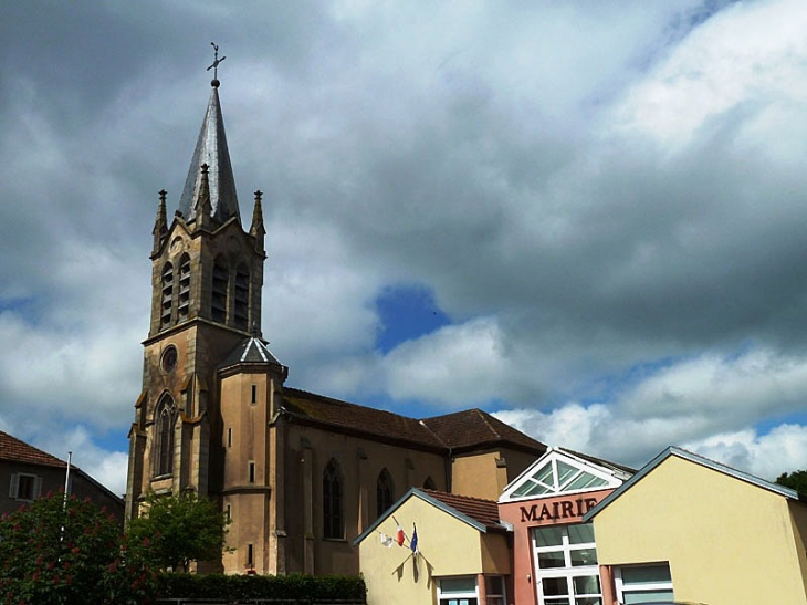 L'église et la mairie - Hymont
