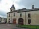 Le centre du village : monument aux morts, clocher, mairie, maison lorraine