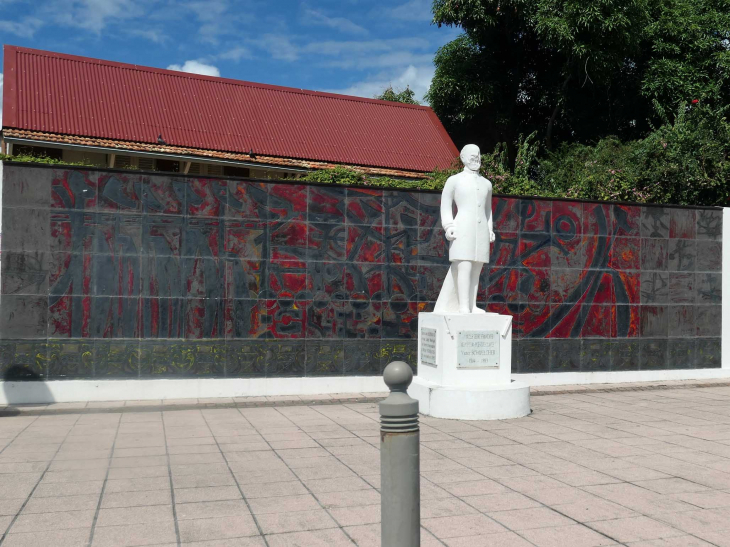 La statue de Victor Schoelcher colonialiste et militant de l'abolition de l'esclave : statue vandalisée le 22 Mai 2020 - Schœlcher