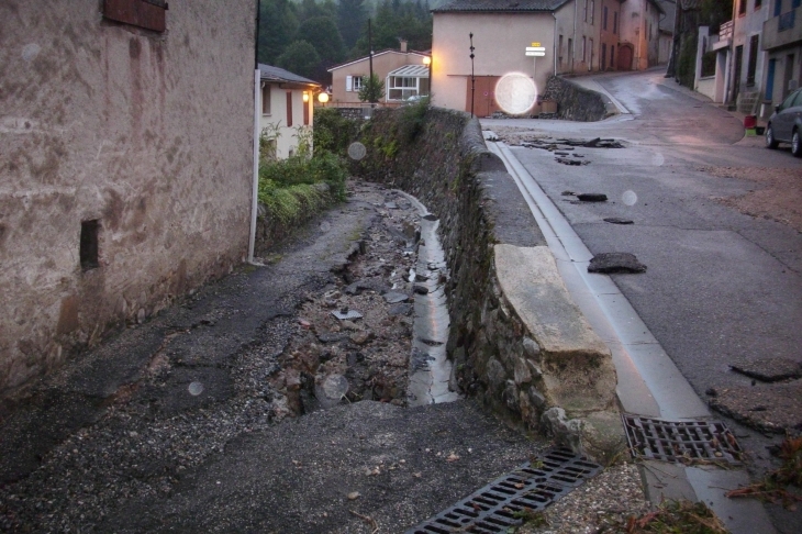 Orage rue du mont FOURCAT, la rue s est transformée en ruisseau - Montferrier