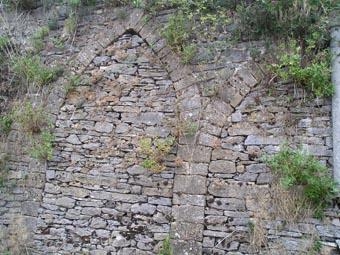 Mur de soutènement avec mur en pierres sèches à l’intérieur des ogives permettant l’écoulement de l’eau. - Arnac-sur-Dourdou