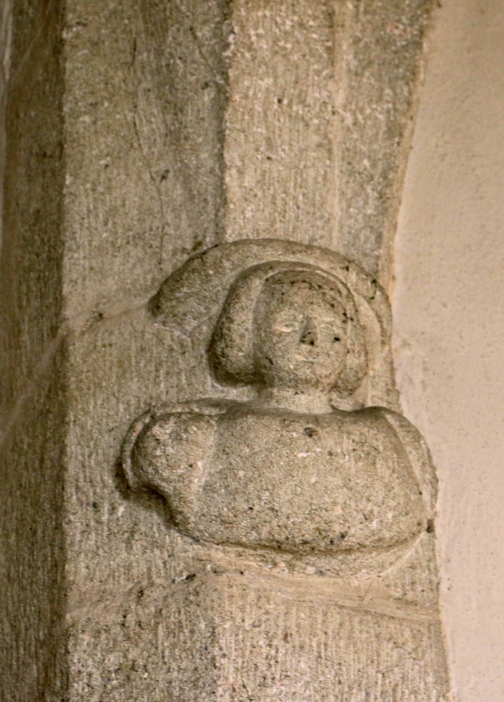 Eglise Notre Dame d'Aurès : dans la nef, corbeau sculpté. - Arvieu