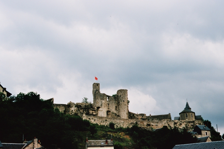 Le château vu d'en bas - Bertholène
