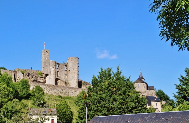 Le Village et les ruines du Château - Bertholène