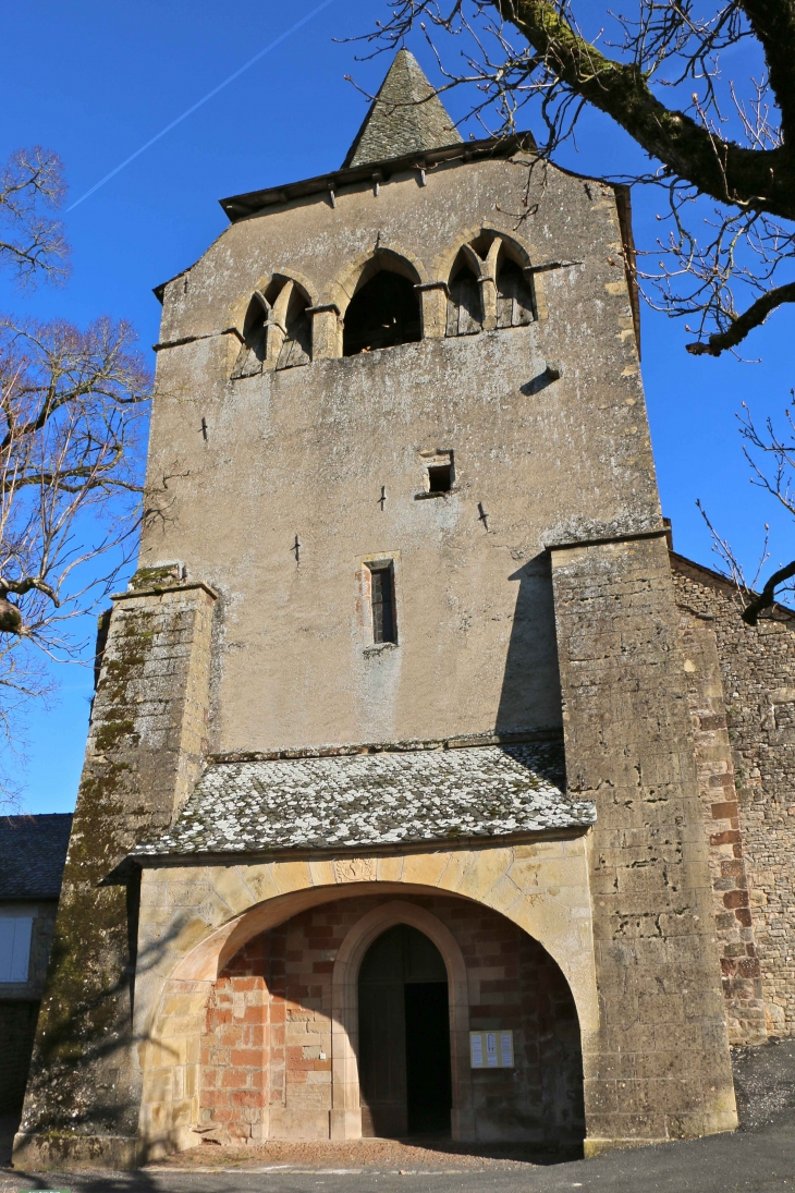 Façade occidentale de l'église Sainte Fauste, romane du XIIe siècle, bâtie de grès rose sur le promontoire rocheux du site. - Bozouls