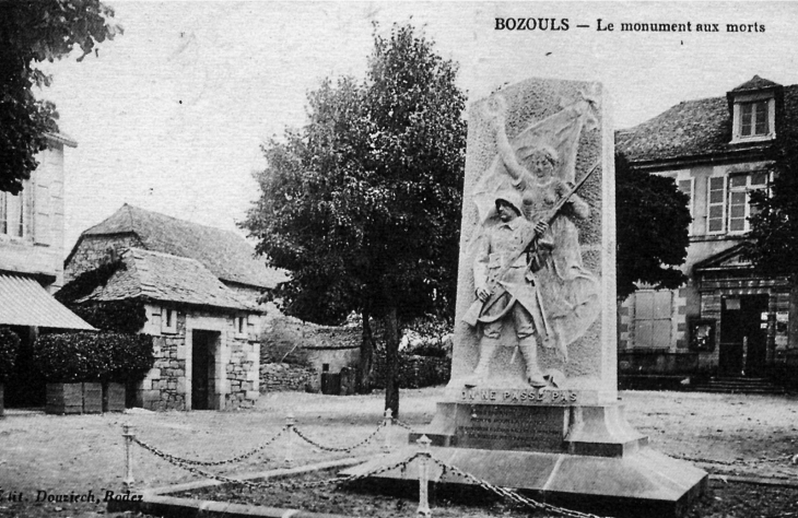 Le Monument aux Morts, vers 1920 (carte postale ancienne). - Bozouls