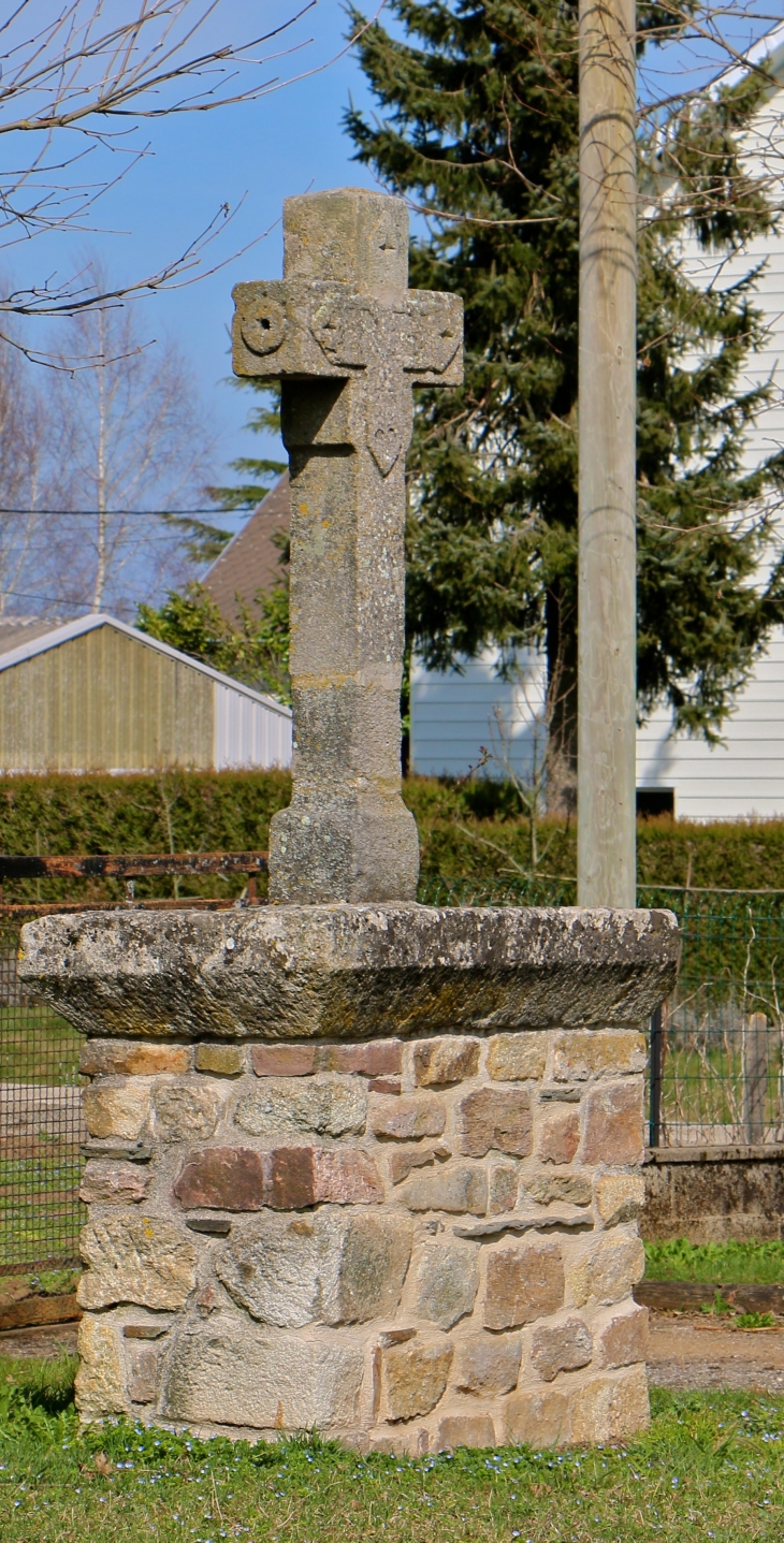 La Croix de chemin à l'entrée du village. - Canet-de-Salars