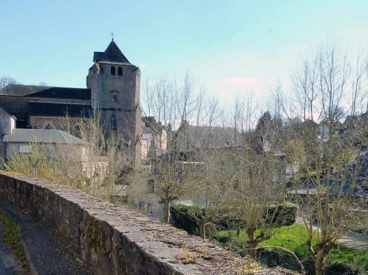 L'église vue du pont - Cassagnes-Bégonhès