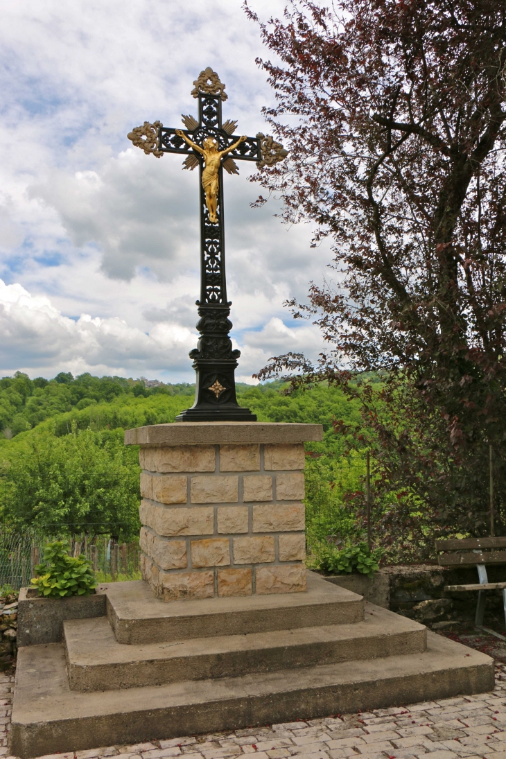 Croix face à l'église. - Castelnau-de-Mandailles