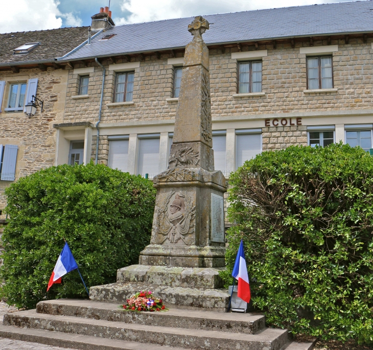 Le Monument aux Morts - Castelnau-de-Mandailles