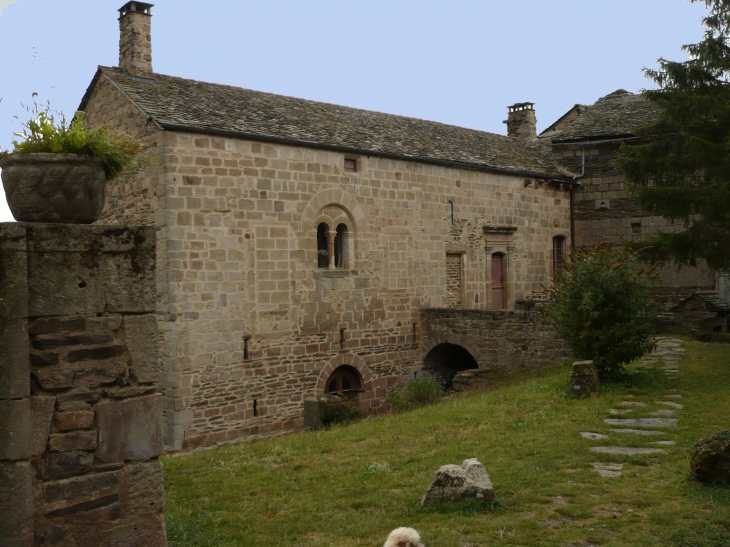 Aile nord du Prieuré Saint-Michel avec une fenêtre romane (XIIe siècle) - Castelnau-Pégayrols