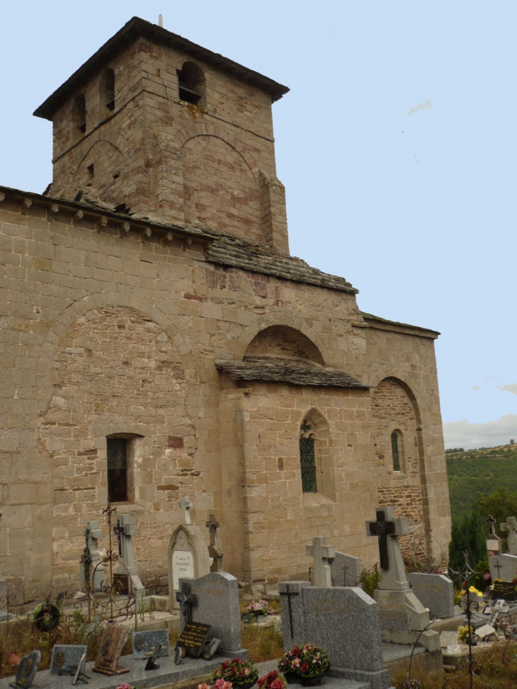 Eglise Notre-Dame a été construite en deux temps. Le choeur a été construit à la fin du XIe siècle. Il a été décoré de peintures murales au XVIIIe siècle. - Castelnau-Pégayrols