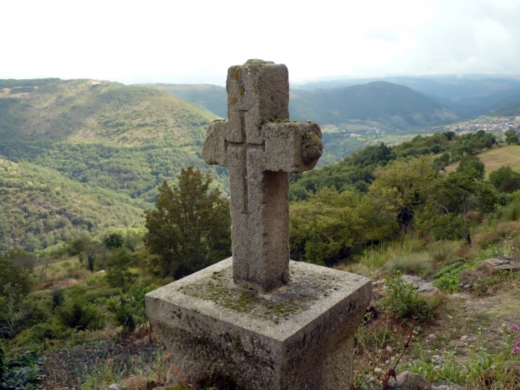 Une croix de chemin dans les environs - Castelnau-Pégayrols