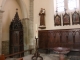 Eglise Notre Dame : les stalles et les fonts baptismaux.