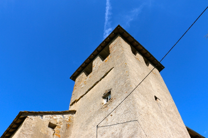 Le clocher de l'ancienne église Saint Pierre à La Capelle Viaur. - Flavin