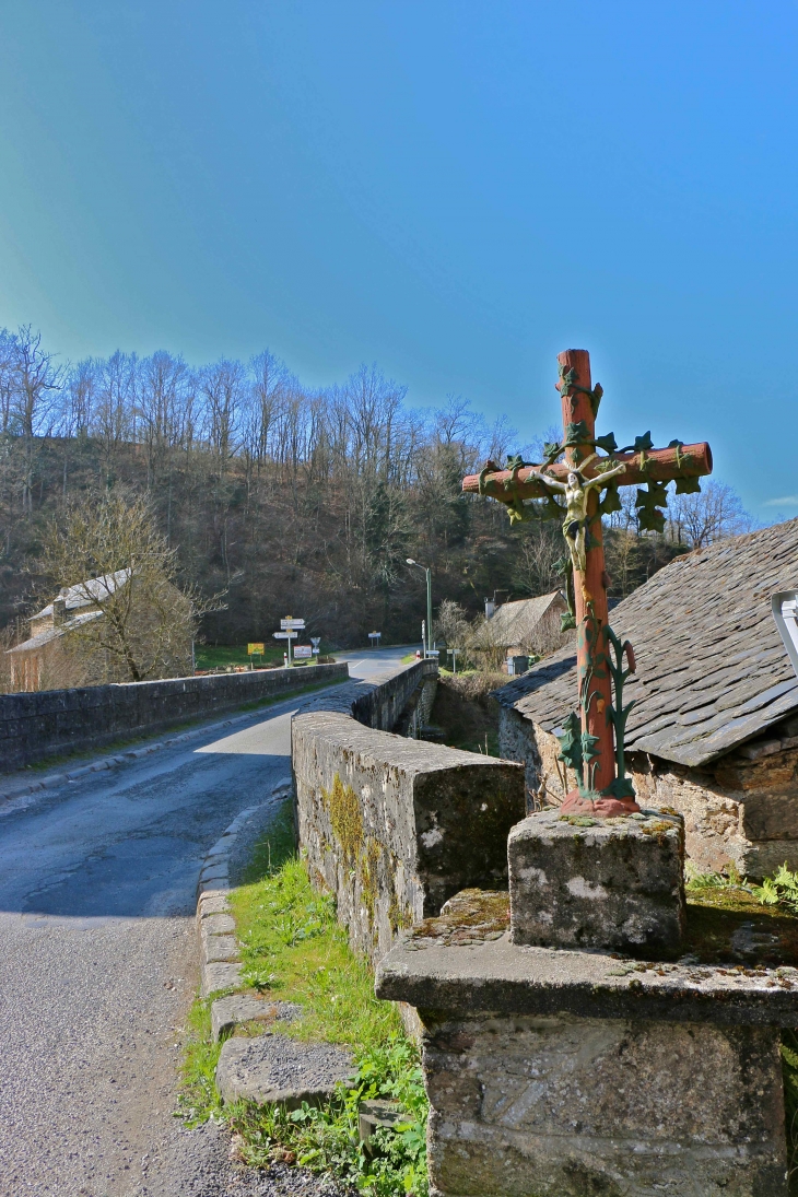 Croix de chemin au pont de la Capelle Viaur. - Flavin