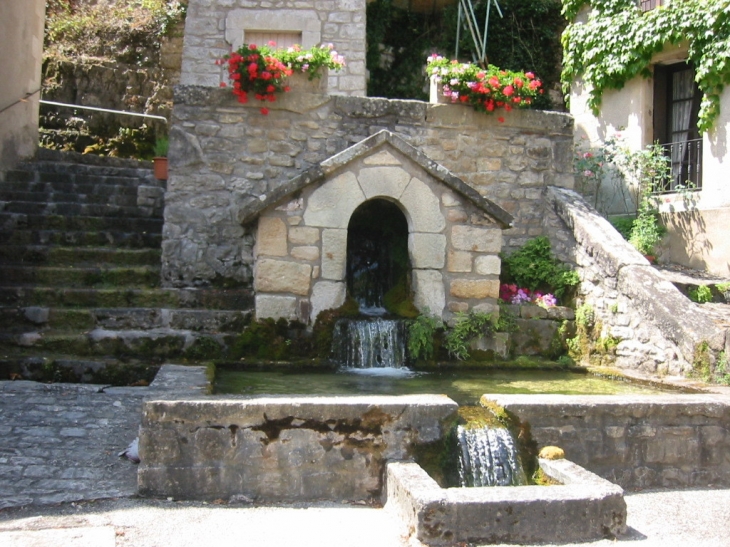 Fontaine résurgence au centre du village - Fondamente