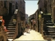 La rue droite aux escaliers de pierre fleuries (carte postale de 1990)