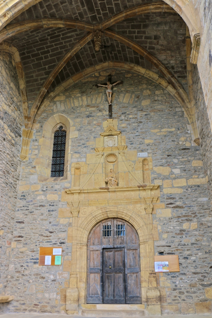 Le porche de l'église Saint Laurent. - Prades-d'Aubrac