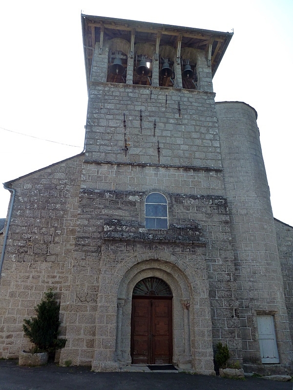 L'entrée de l'église - Saint-Amans-des-Cots