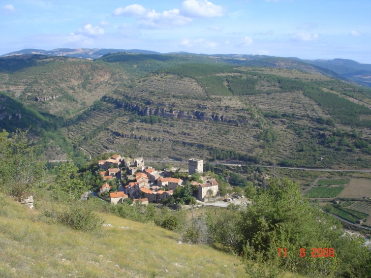 Hameau et chateau d'auriac vu des hauteurs - Saint-Rome-de-Tarn
