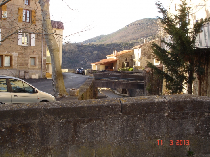 Ses nombreuses passerelles et ponts dans le village enjambant le ruisseau du LEVEJAC - Saint-Rome-de-Tarn