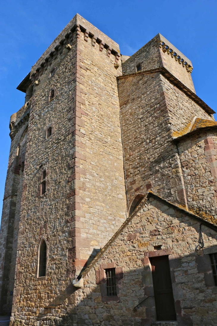 Eglise fortifiée de Sainte Radegonde. - Sainte-Radegonde