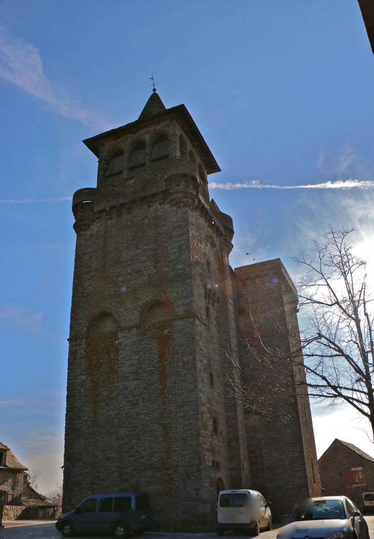 Eglise fortifiée Sainte Radegonde, romane du XIIIe siècle. - Sainte-Radegonde