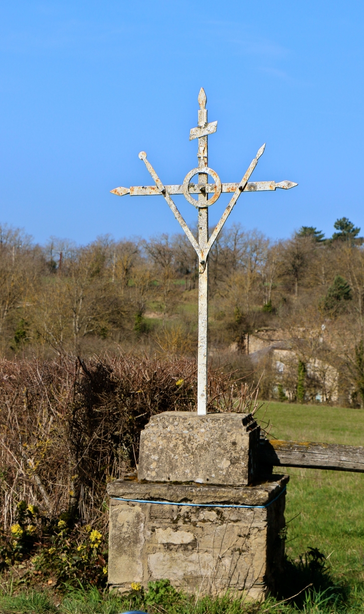 Aux alentours d'Inières, croix de chemin. - Sainte-Radegonde
