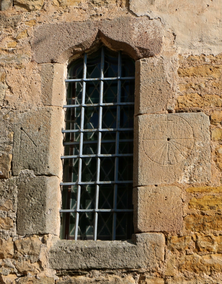 Fenêtre avec cadran solaire de l'église fortifiée d'inières ou Notre Dame de la Nativité. - Sainte-Radegonde