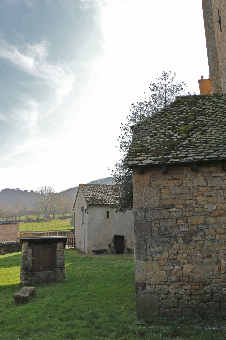 Puits près de l'église fortifiée d'Inières. - Sainte-Radegonde