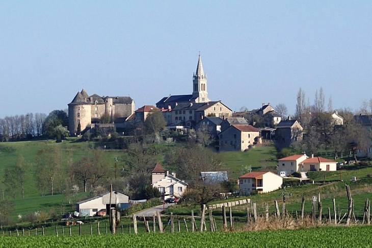 Vue sur le village et son château - Sanvensa
