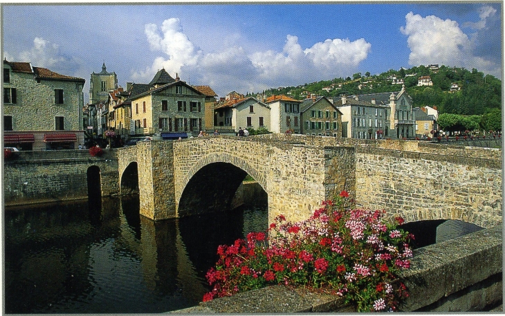 Pont des Consuls, ou Pont-Vieux, construit sur l'Aveyron vers 1321(carte postale de 1990) - Villefranche-de-Rouergue