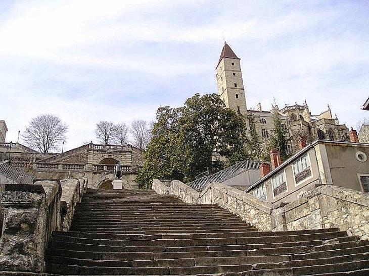 L'escalier monumental et la tour d'Armagnac - Auch