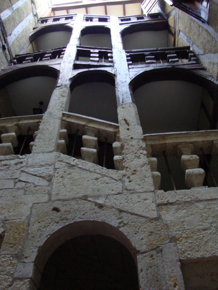 Auch (32000) escalier de la maison Henri IV