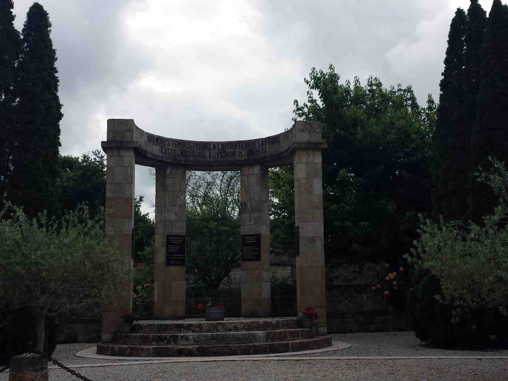 Le monument commémoratif - Castelnau-sur-l'Auvignon