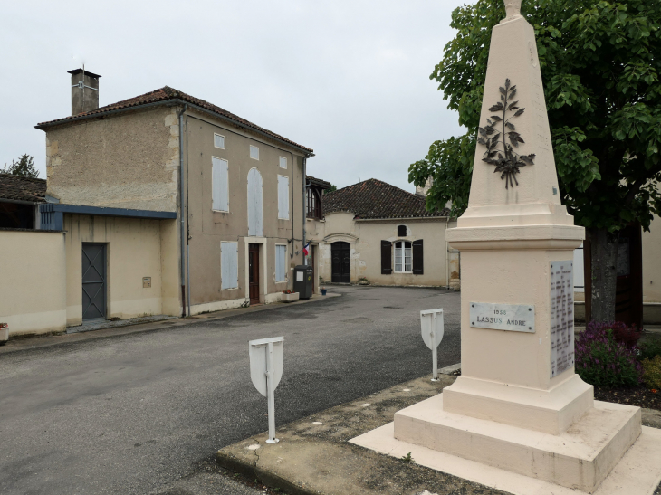Le monument aux morts dans le village - Mouchan