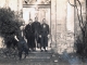 Devant la porte du château de Ponsampère en 1942. De gauche à droite : Paul Schwartz, Miller, Mareaux, Jalvé.