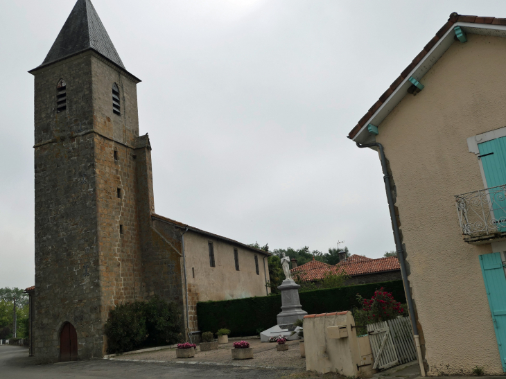 L'église et le monument aux morts de la guerre de 1870 - Tarsac